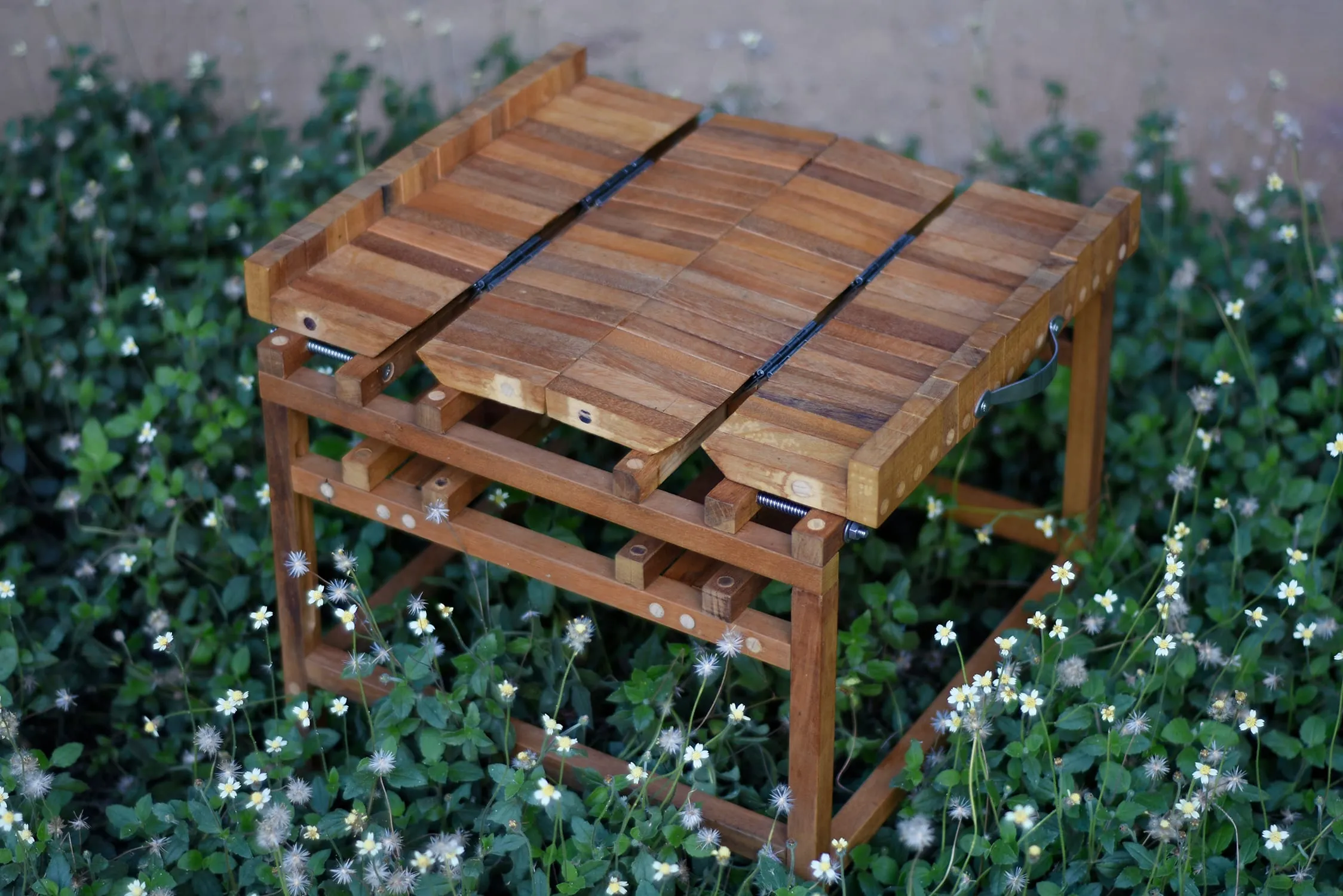 Wooden stool with a mechanically retractable seat to protect it from rain